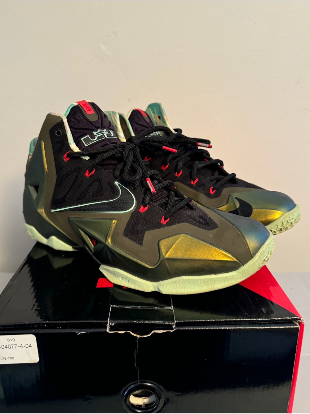 Nike Lebron 11 Kings Pride
Basketball Shoes Men's Size 10.5